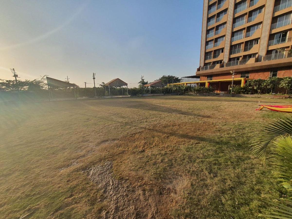 Weekend Address Managed By P.C Homes Surat Zewnętrze zdjęcie